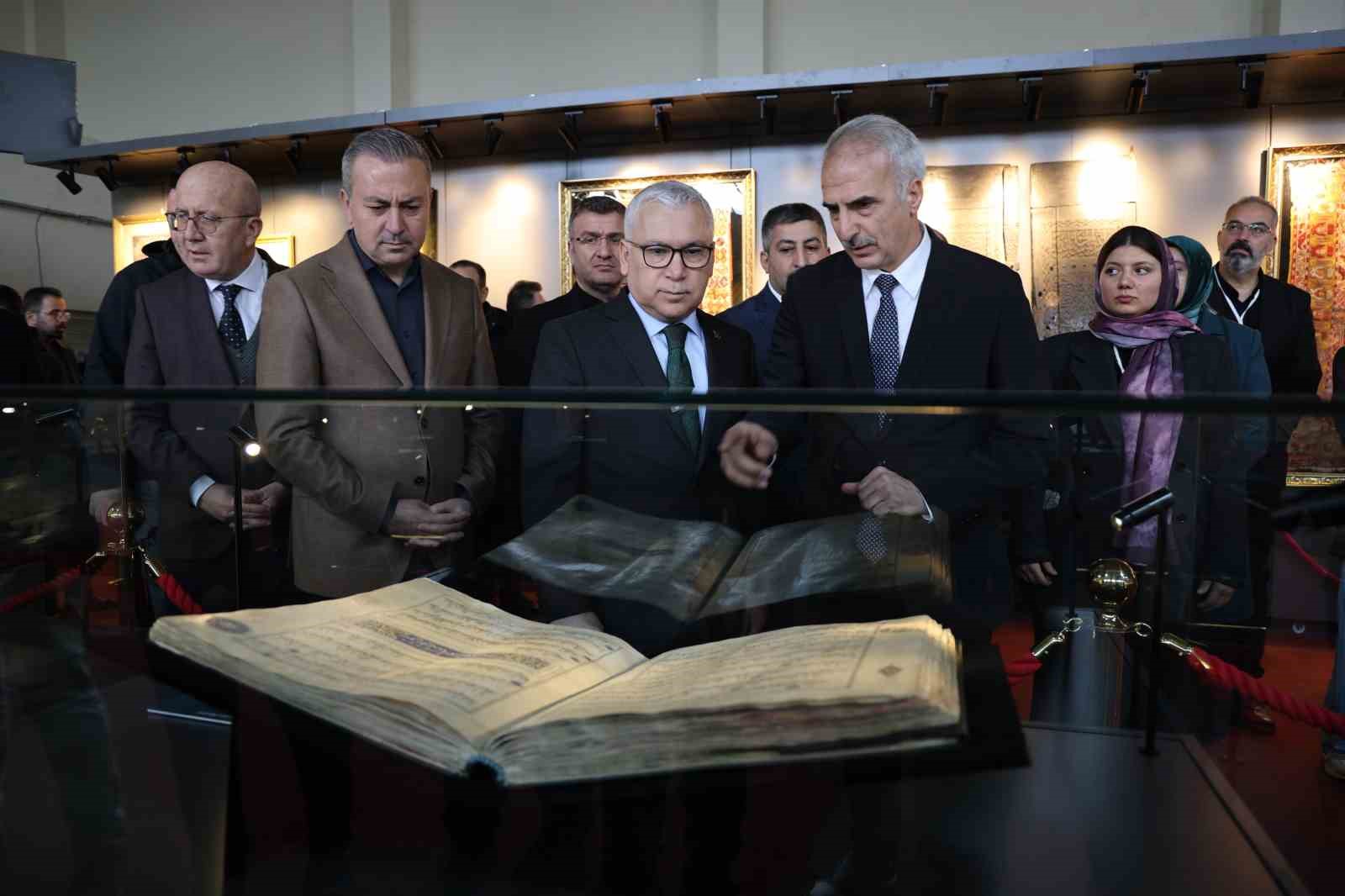 Kutsal emanetler Sivas’ta sergilendi, görmek isteyen vatandaşlar uzun kuyruk oluşturdu
