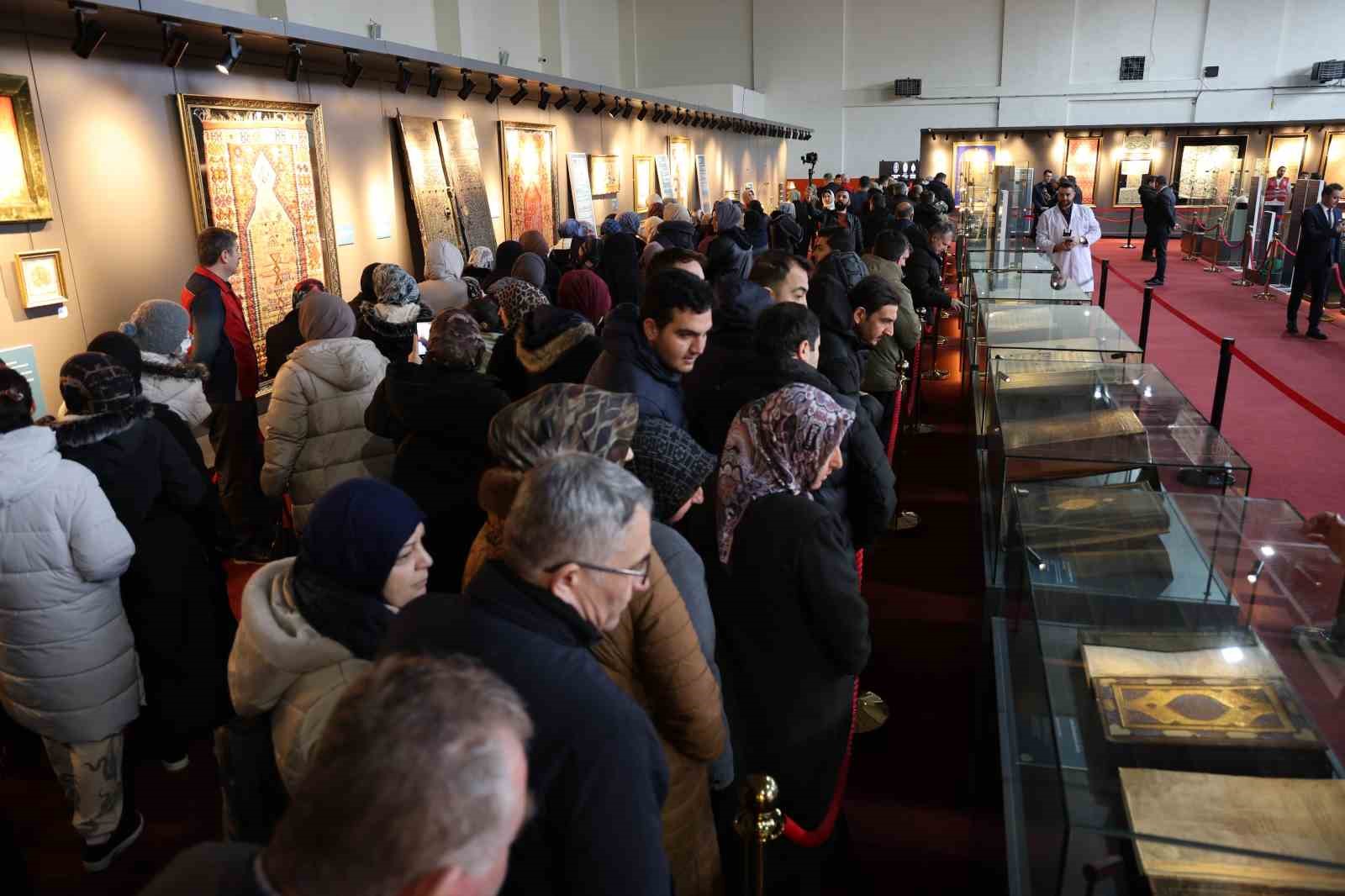 Kutsal emanetler Sivas’ta sergilendi, görmek isteyen vatandaşlar uzun kuyruk oluşturdu
