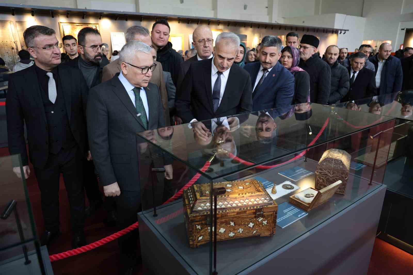 Kutsal emanetler Sivas’ta sergilendi, görmek isteyen vatandaşlar uzun kuyruk oluşturdu
