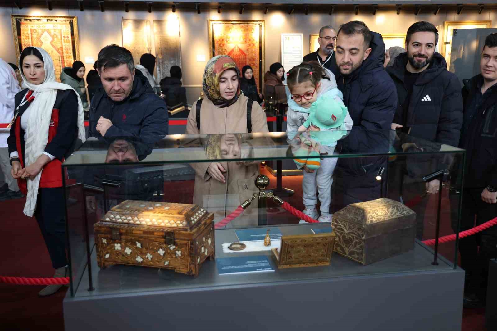 Kutsal emanetler Sivas’ta sergilendi, görmek isteyen vatandaşlar uzun kuyruk oluşturdu
