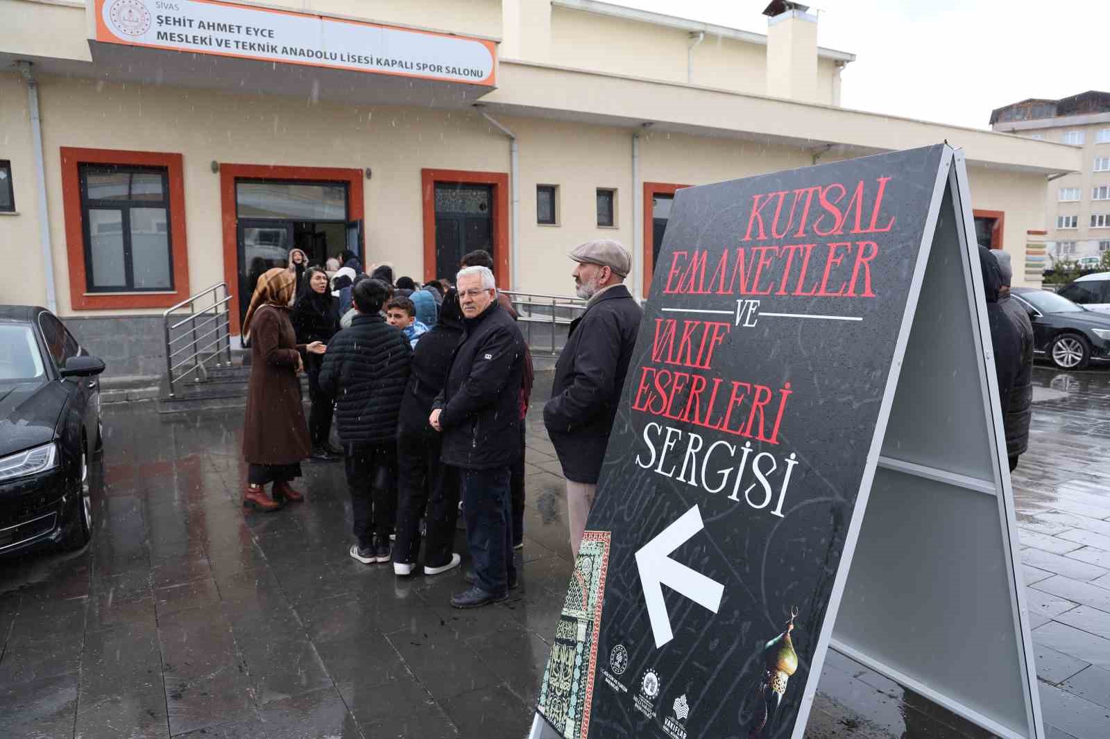 Kutsal emanetler Sivas’ta sergilendi, görmek isteyen vatandaşlar uzun kuyruk oluşturdu
