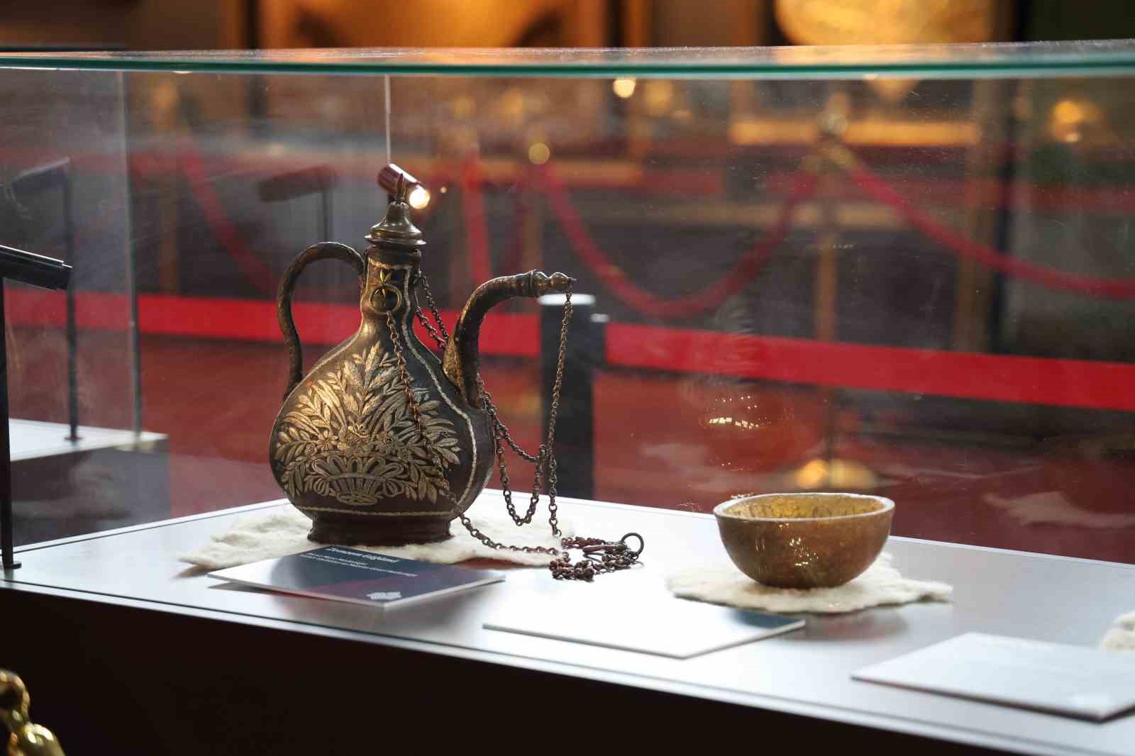 Kutsal emanetler Sivas’ta sergilendi, görmek isteyen vatandaşlar uzun kuyruk oluşturdu
