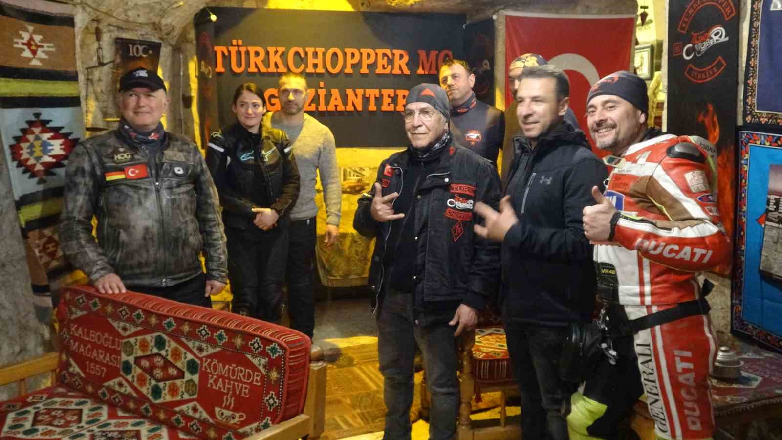 Kutsal toprak sevgisi zorluk tanımadı, motosiklet tutkunları iki teker üzerinde umre yolculuğuna çıktı
