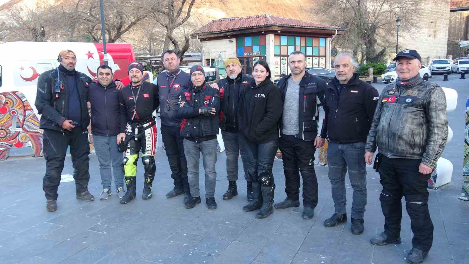 Kutsal toprak sevgisi zorluk tanımadı, motosiklet tutkunları iki teker üzerinde umre yolculuğuna çıktı
