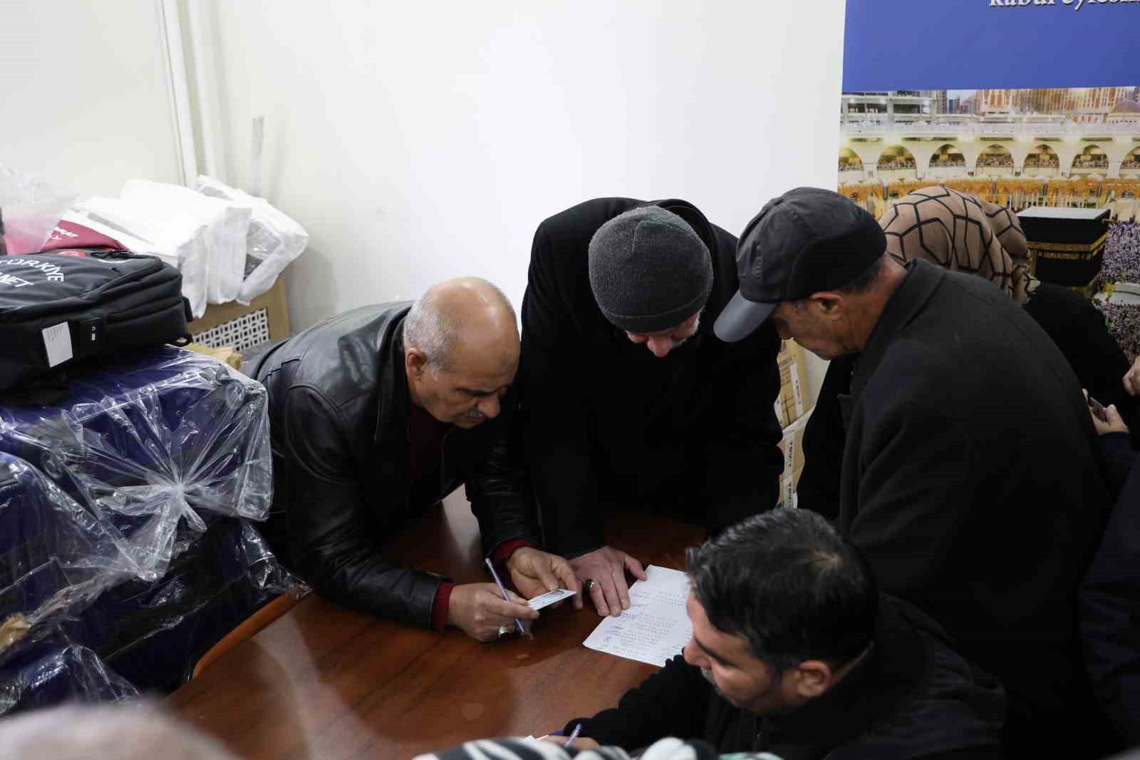 Kutsal topraklara gitmek istediler, umre vaadiyle çantacıya dolandırıldılar
