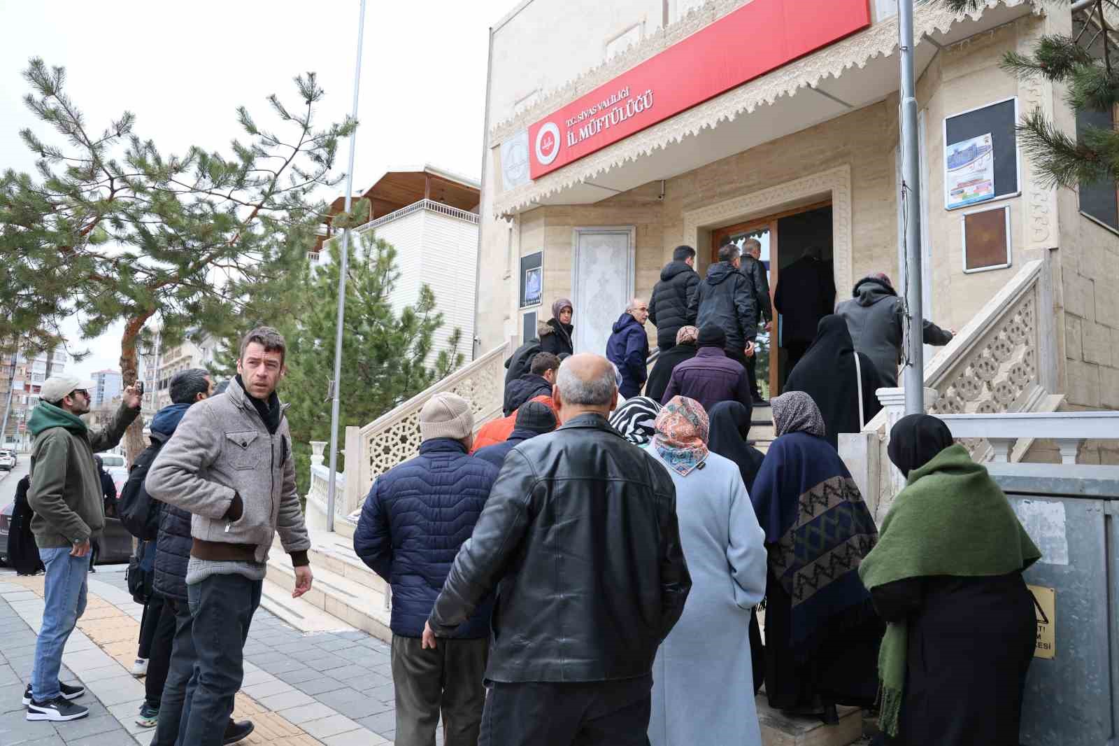 Kutsal topraklara gitmek istediler, umre vaadiyle çantacıya dolandırıldılar
