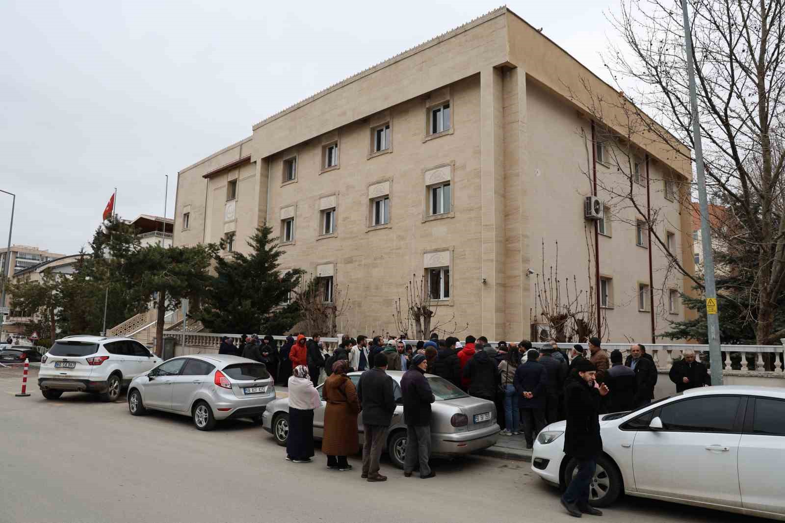 Kutsal topraklara gitmek istediler, umre vaadiyle çantacıya dolandırıldılar
