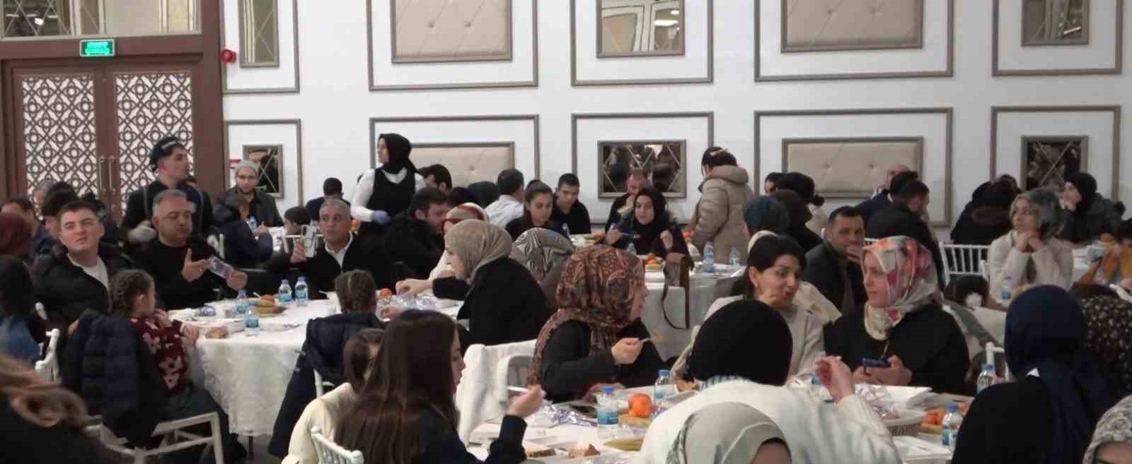 Kutsal topraklardan dönen 175 öğrenci için yemek programı düzenlendi
Kutsal topraklardan dönen 175 öğrenci için yemek programı düzenlendi