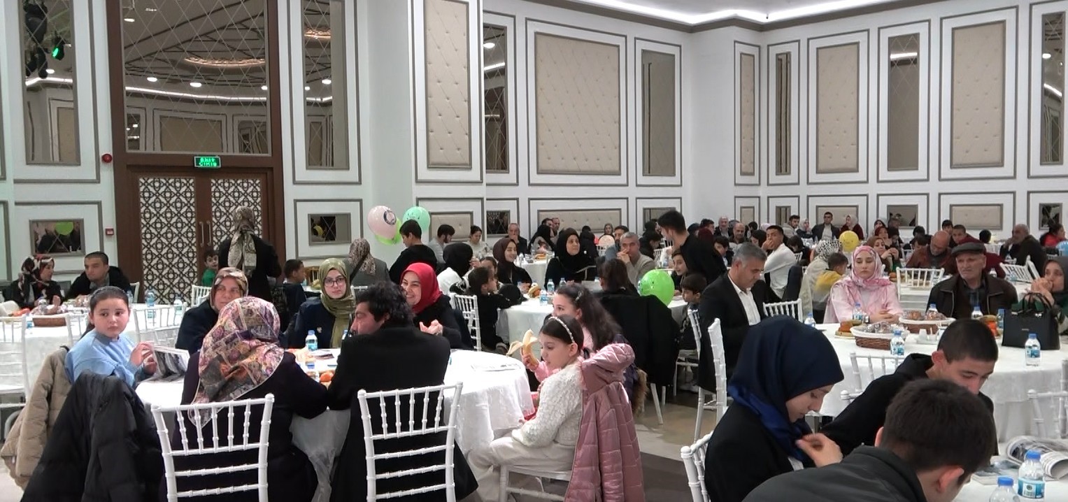 Kutsal topraklardan dönen 175 öğrenci için yemek programı düzenlendi
Kutsal topraklardan dönen 175 öğrenci için yemek programı düzenlendi