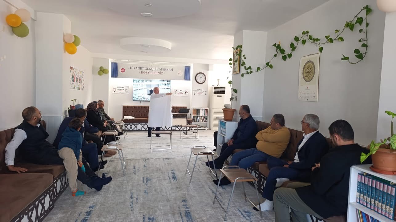 Kutsal yolculuk öncesi hacı adaylarına eğitim
