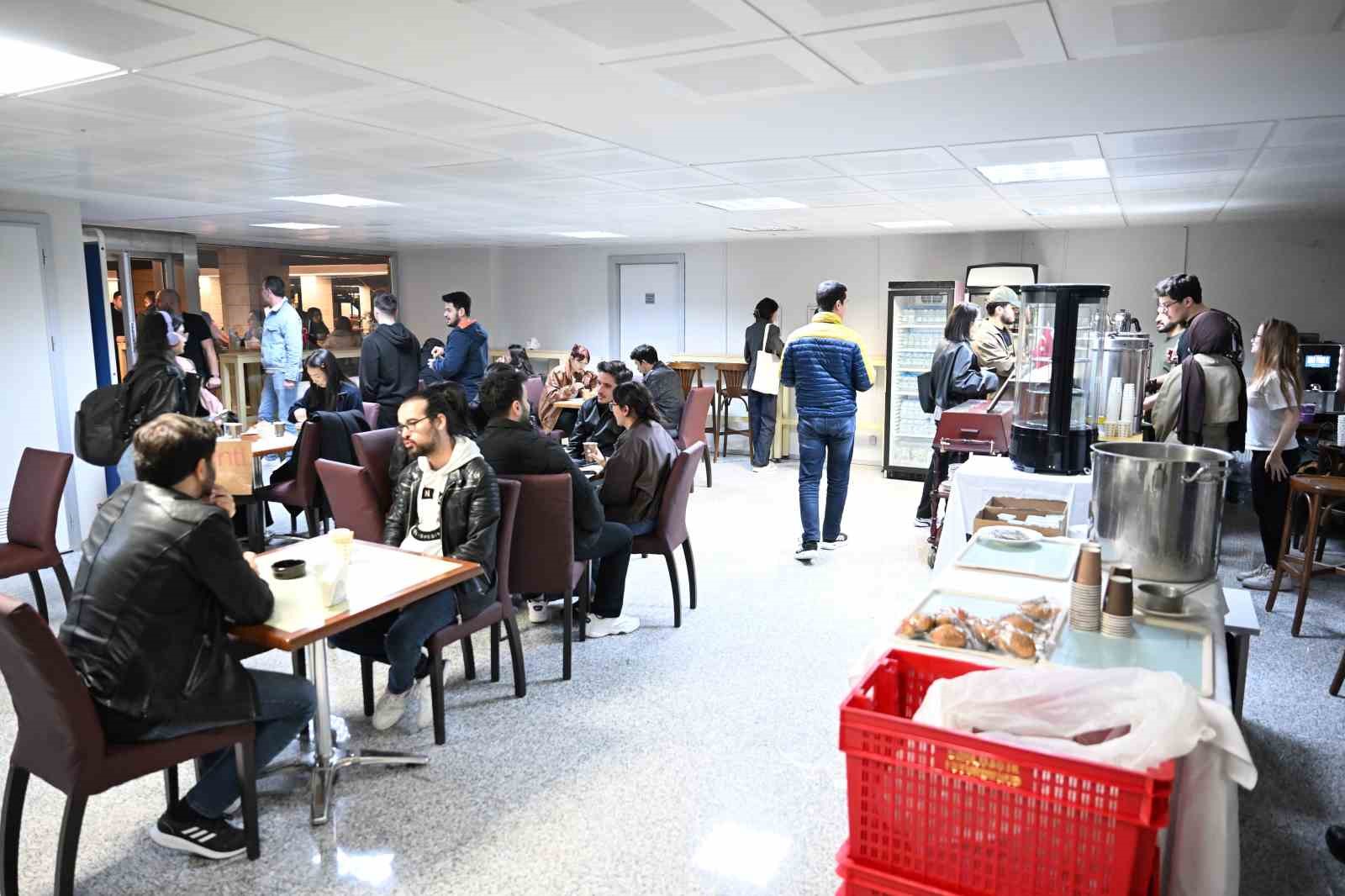 Kütüphanede sınavlara hazırlanan öğrencilere Anadolu Kafe’de sıcak mola
