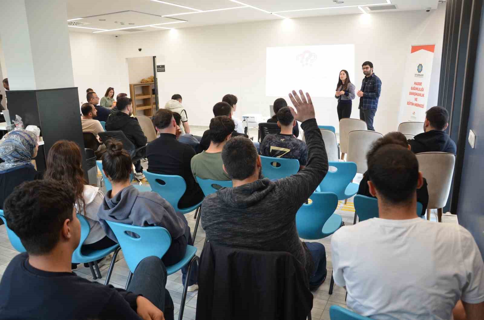 Kütüphanelerde bağımlılıkla mücadeleye yönelik farkındalık eğitimi
