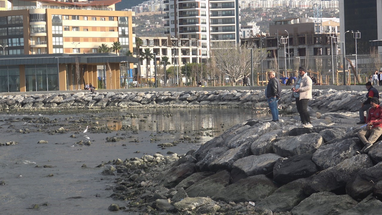 Kuvvetli fırtına sonrası İskenderun Körfezi’nde deniz suyu çekildi
