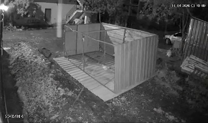 Kuvvetli fırtınanın tavuk kümesini uçurduğu o anlar kamerada
