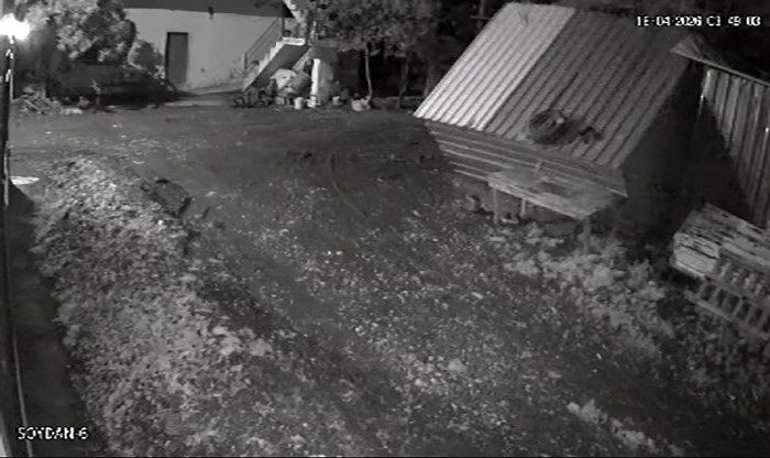 Kuvvetli fırtınanın tavuk kümesini uçurduğu o anlar kamerada
