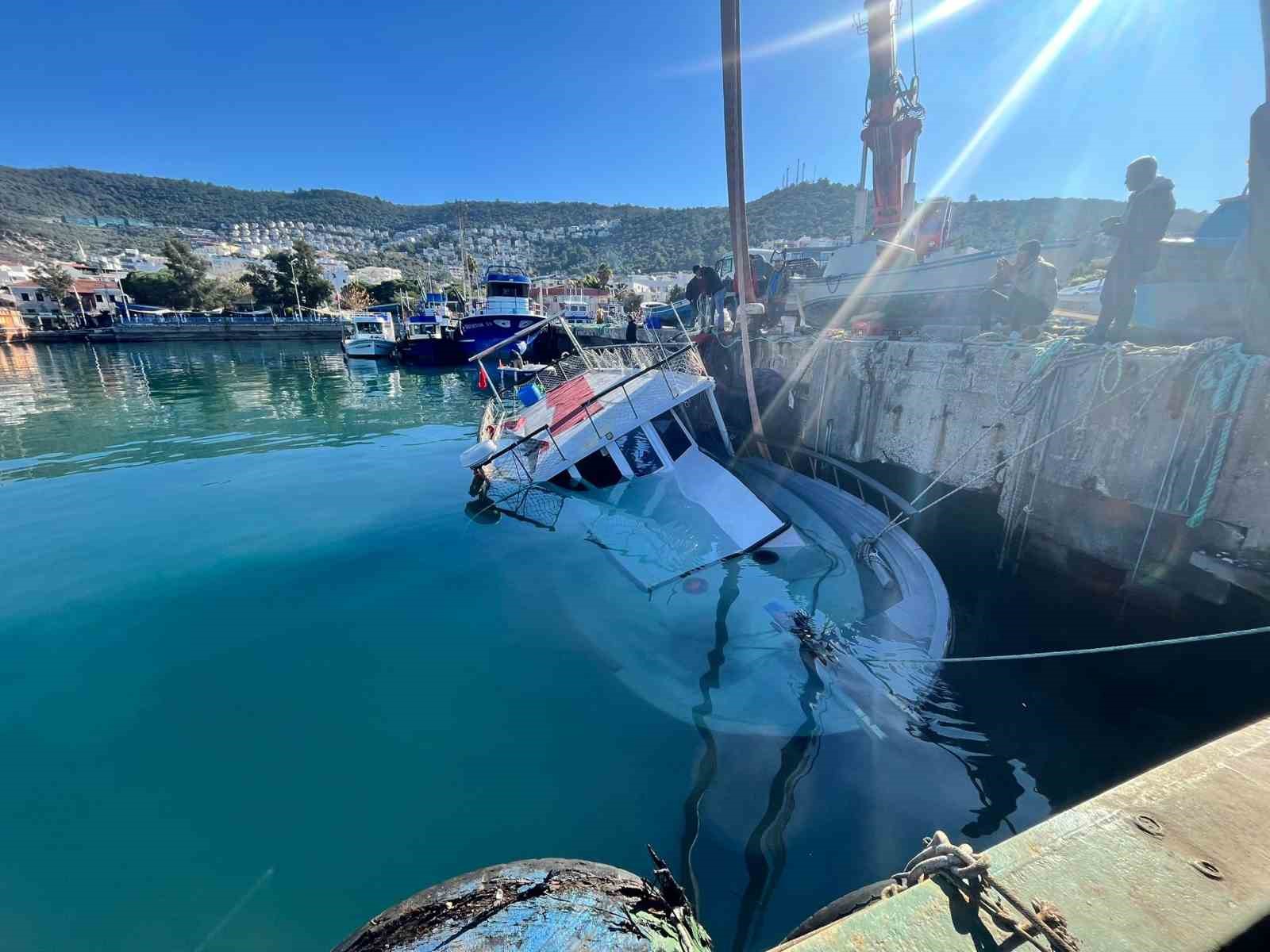 Kuvvetli rüzgar Güllük’te tekneyi batırdı
