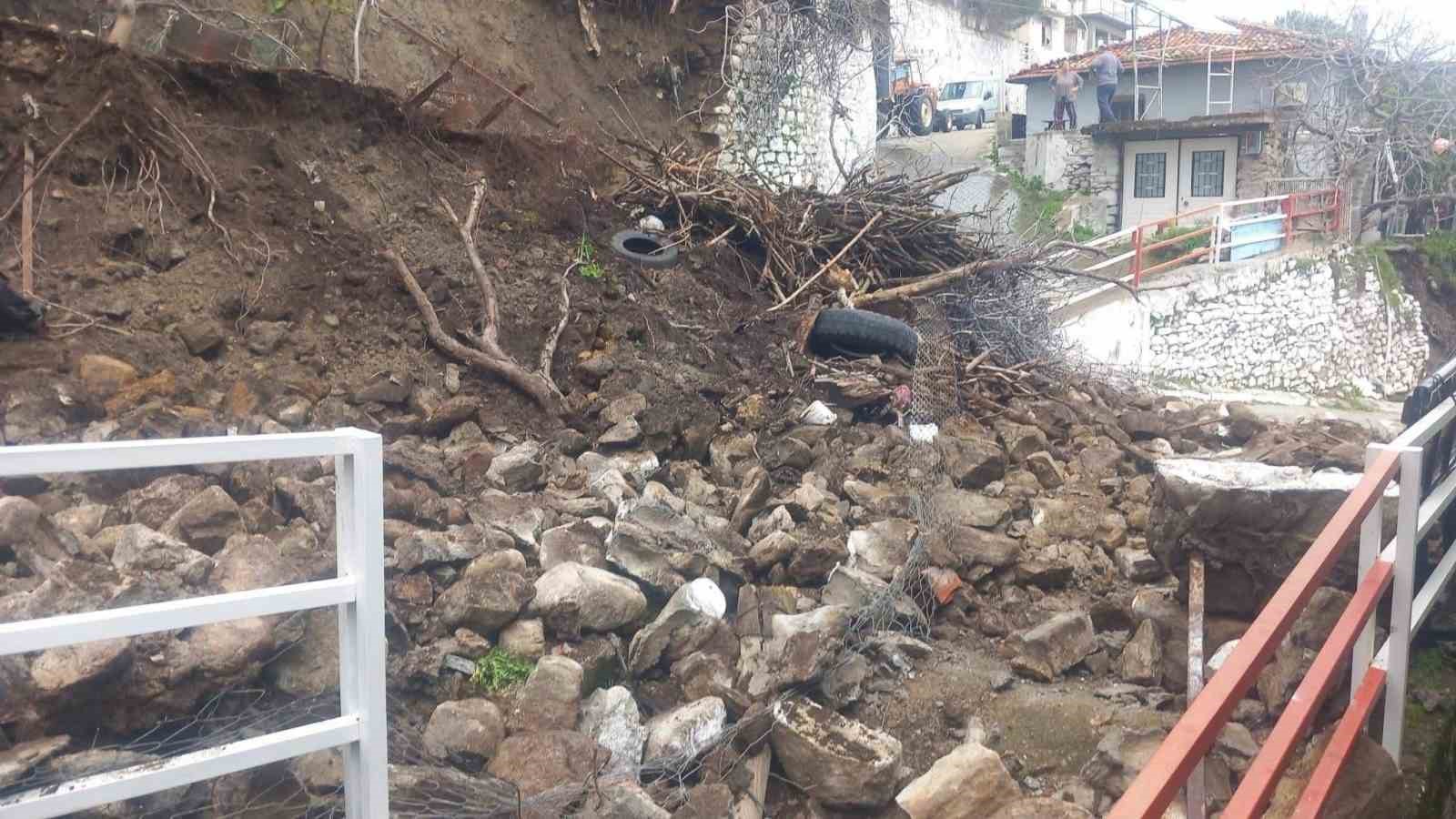 Kuvvetli yağışa dayanamadı, çöktü
