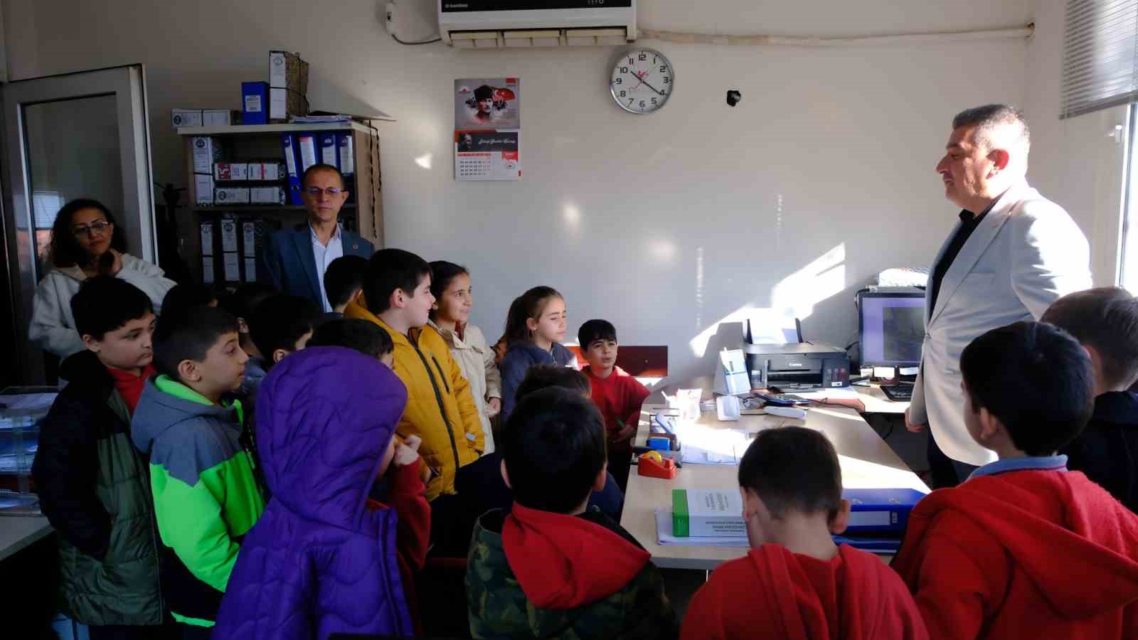 Kuyucak Belediye Başkanı Doğanca, öğrencileri belediyede ağırladı
