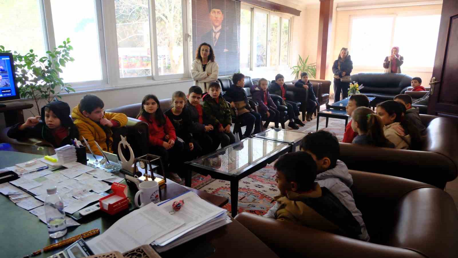 Kuyucak Belediye Başkanı Doğanca, öğrencileri belediyede ağırladı
