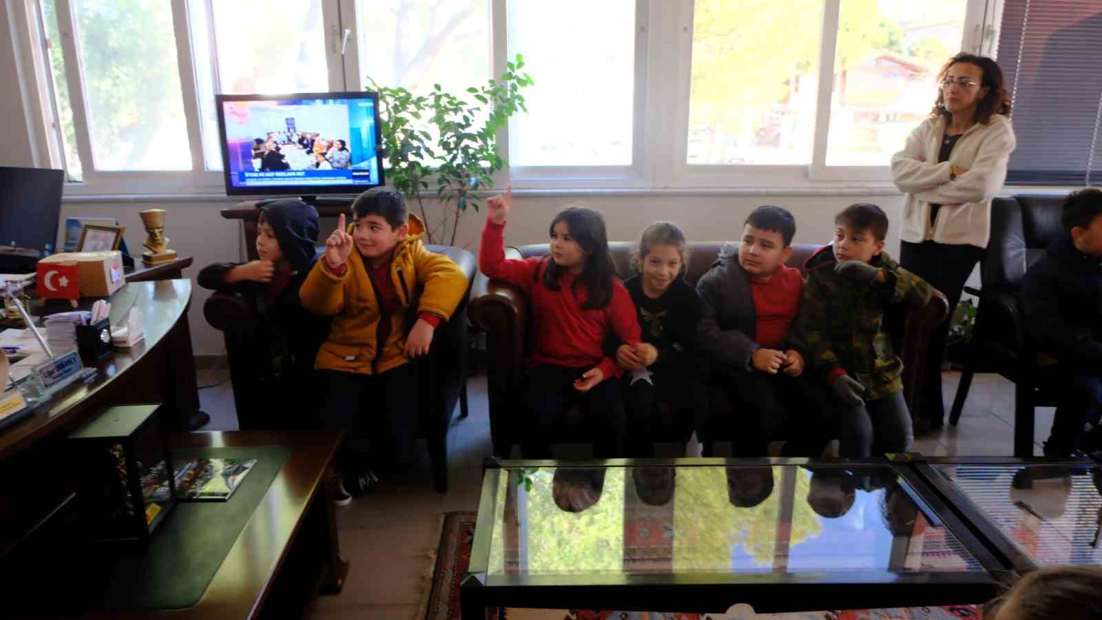 Kuyucak Belediye Başkanı Doğanca, öğrencileri belediyede ağırladı
