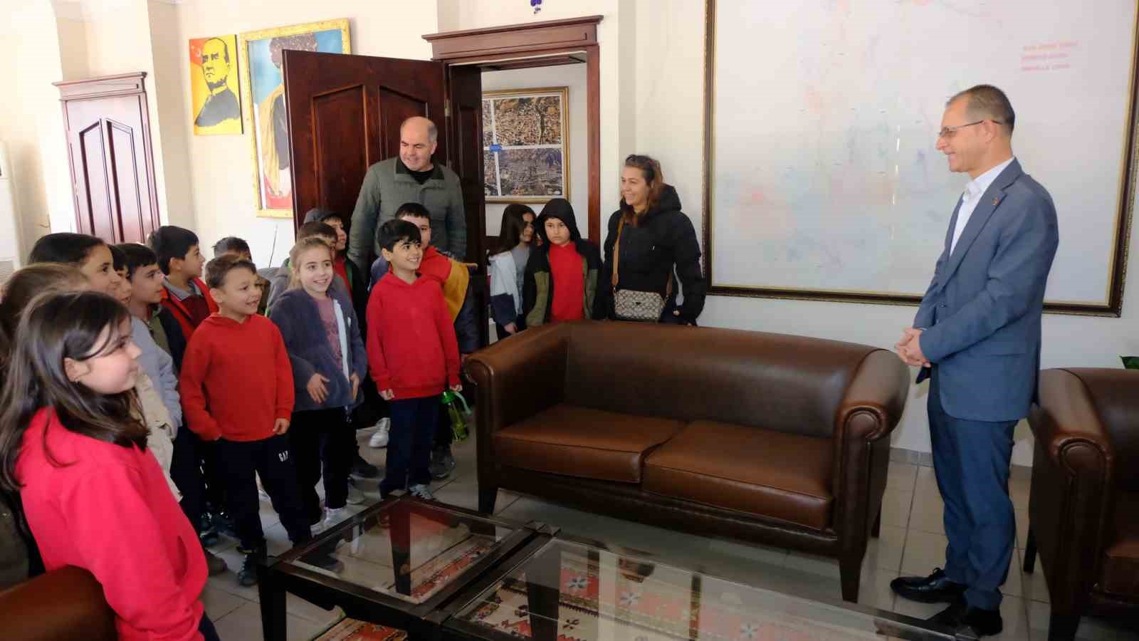 Kuyucak Belediye Başkanı Doğanca, öğrencileri belediyede ağırladı
