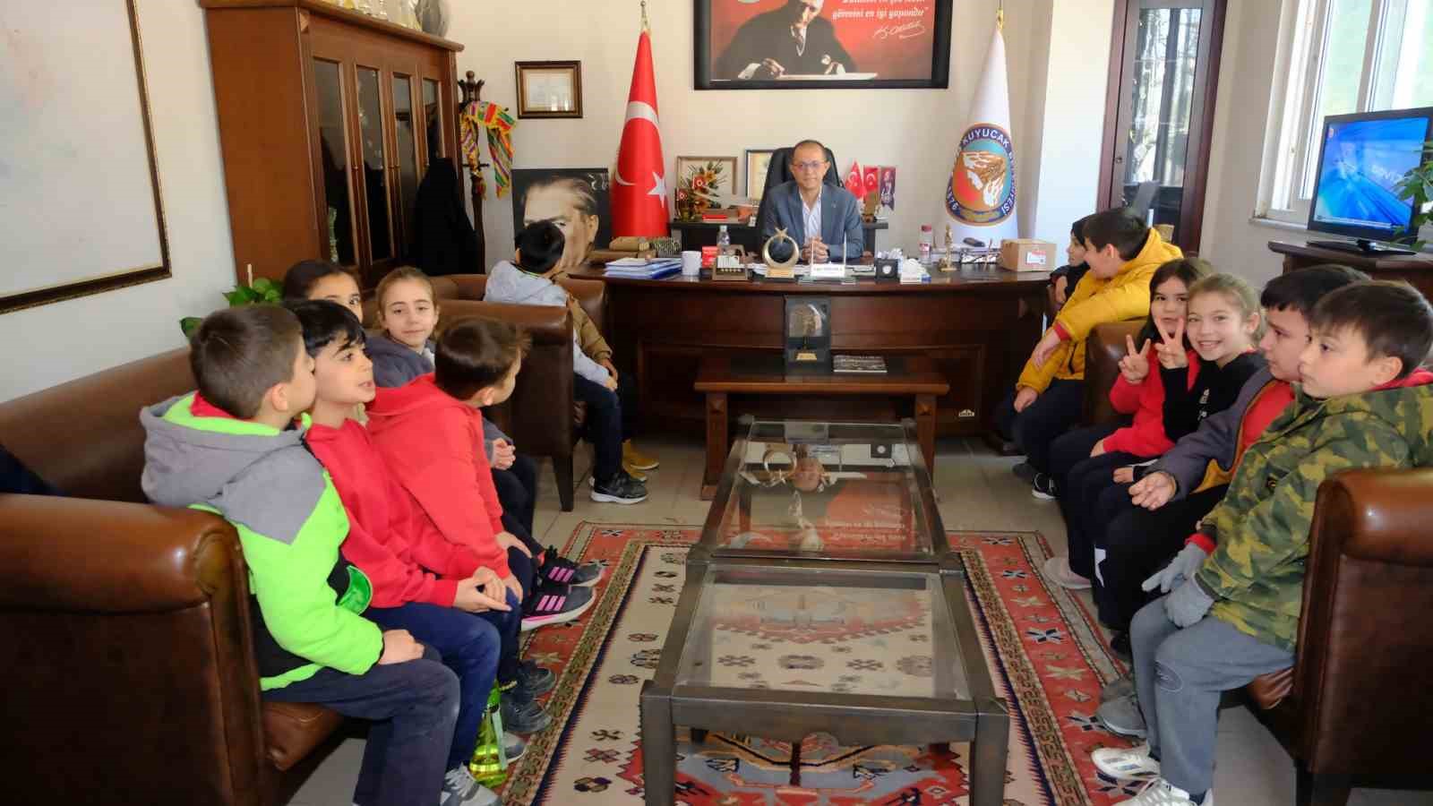 Kuyucak Belediye Başkanı Doğanca, öğrencileri belediyede ağırladı
