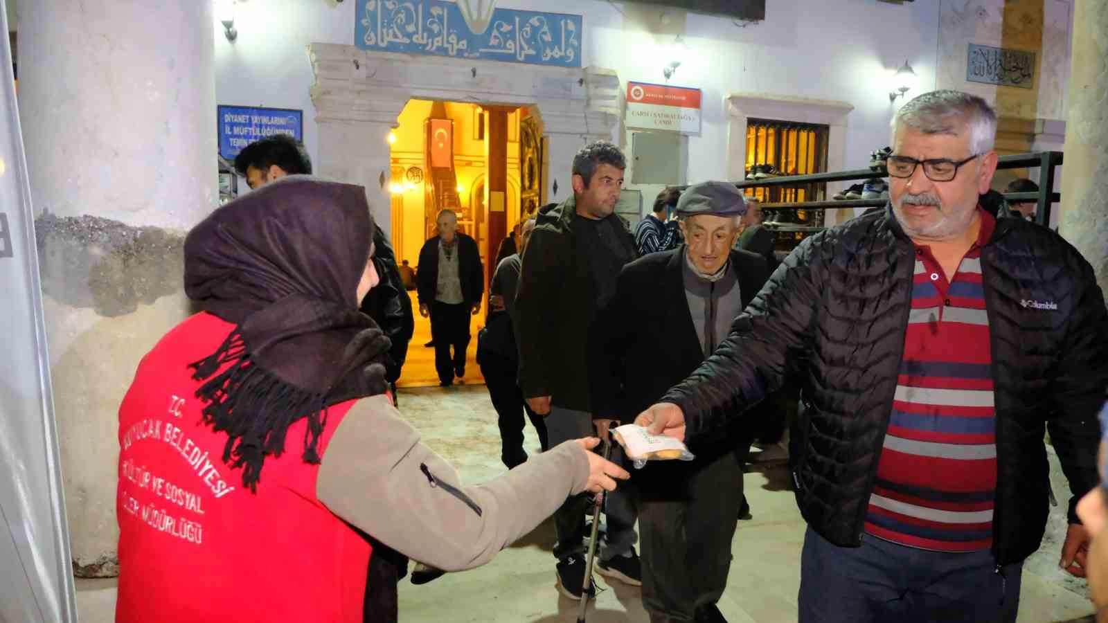 Kuyucak Belediyesi Kadir Gecesi’nde vatandaşları unutmadı
