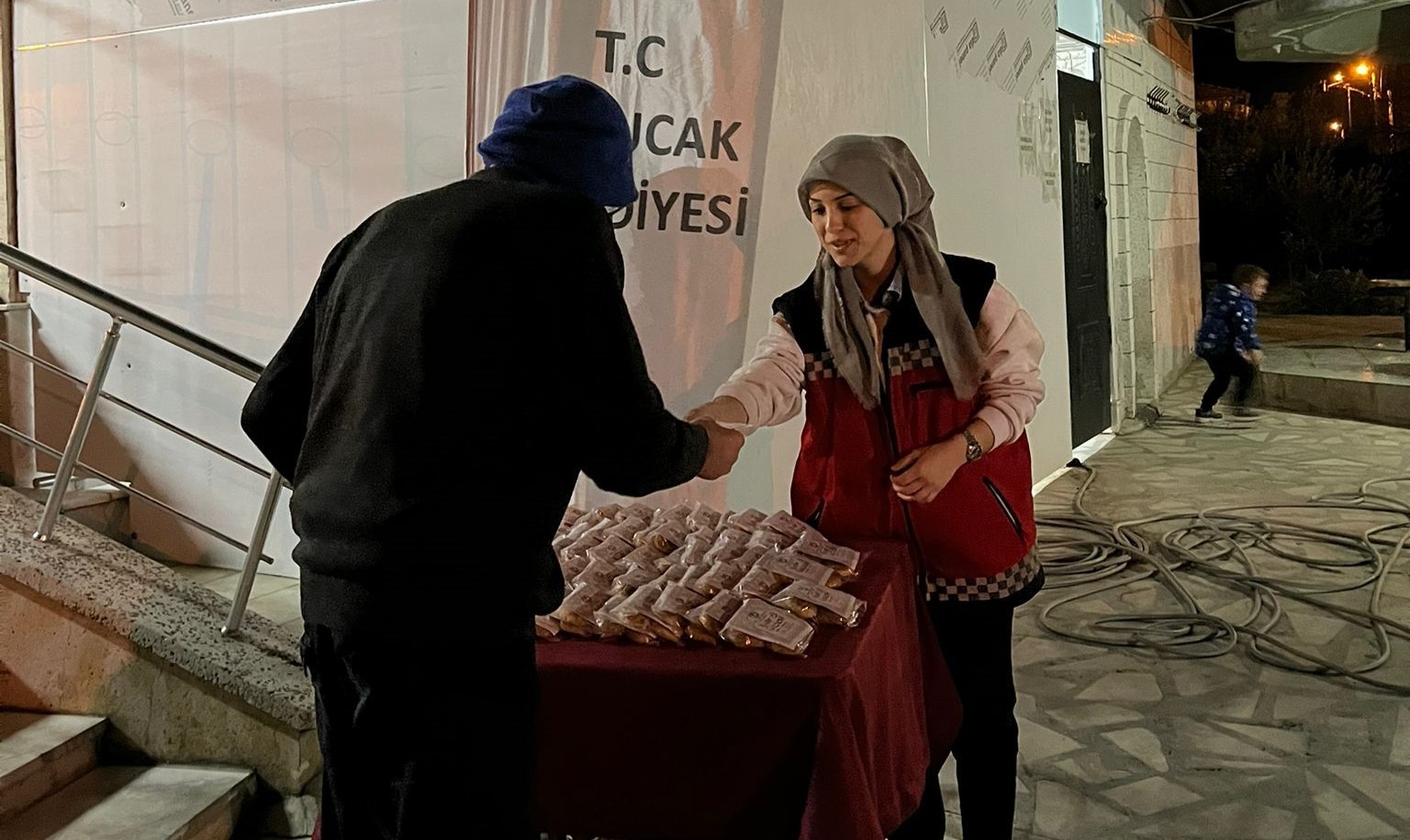 Kuyucak Belediyesi Kadir Gecesi’nde vatandaşları unutmadı

