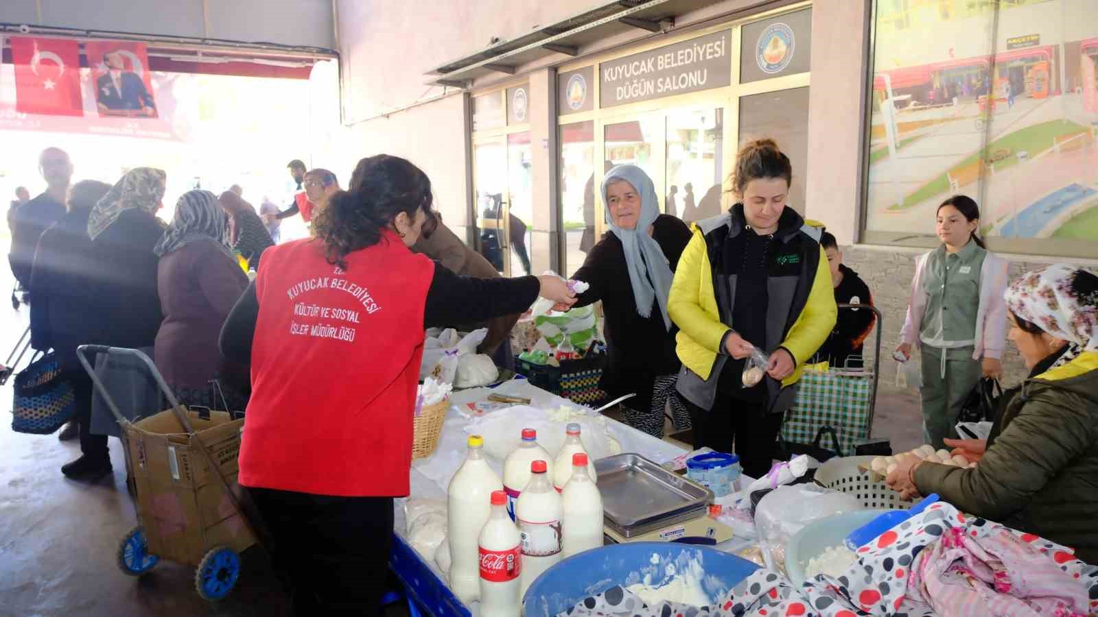 Kuyucak Belediyesi pazaryerinde kadınların gününü kutladı
