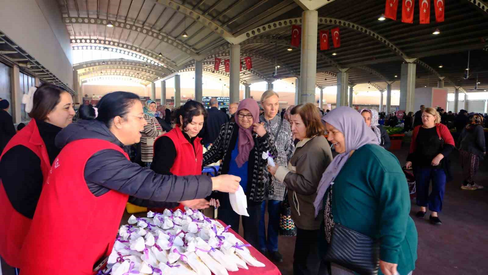 Kuyucak Belediyesi pazaryerinde kadınların gününü kutladı
