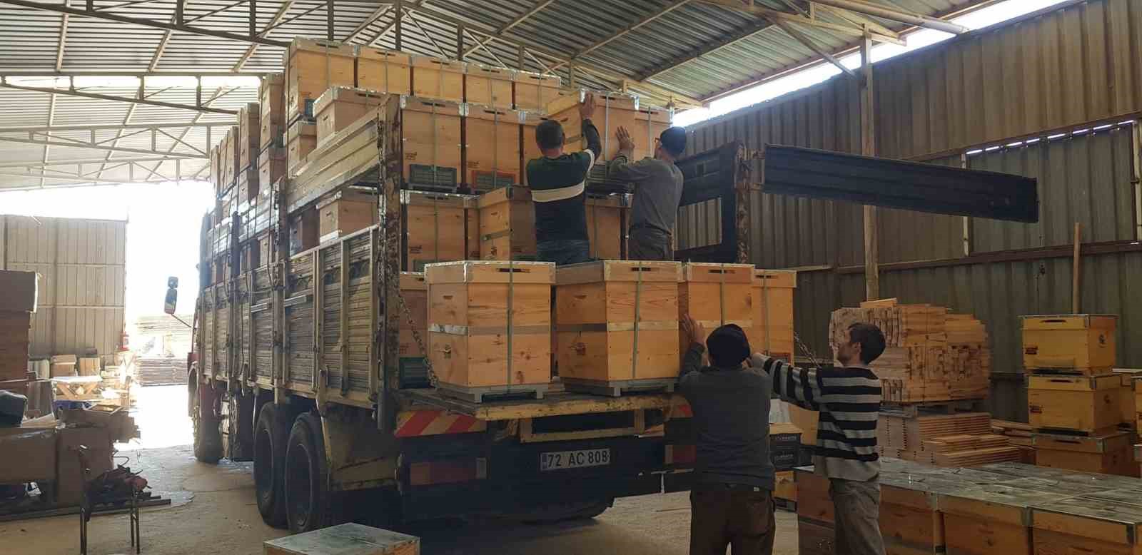 Kuyucak’tan dünyaya kovan ihracatı
Kuyucak’tan dünyaya kovan ihracatı