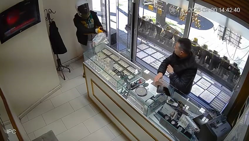 Kuyumcu soygunu güvenlik kamerasında
