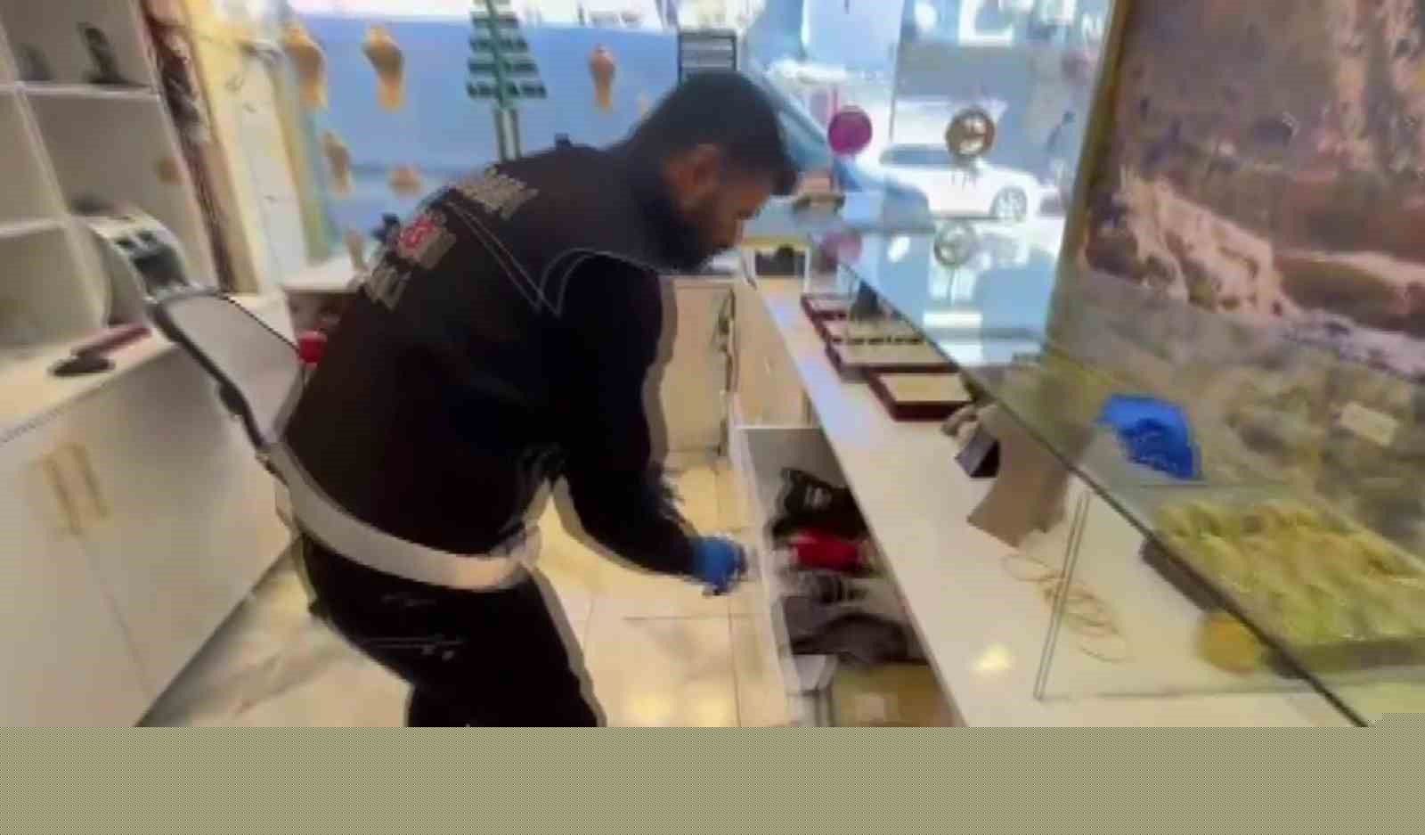 Kuyumcu süsü verip tefecilik yaptılar: Operasyonda silah, pos cihazları ve milyonluk çek-senet ele geçirildi
