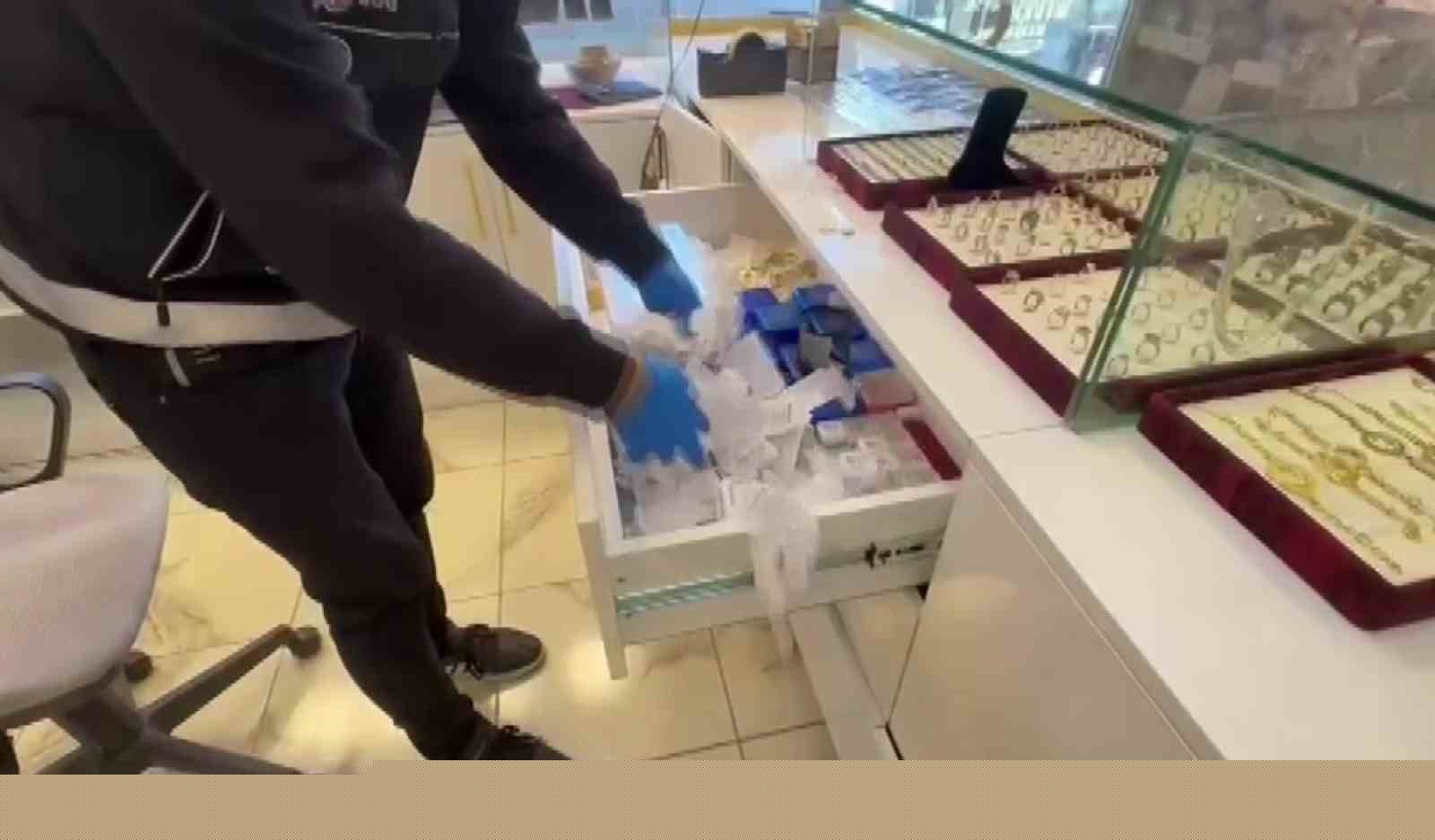 Kuyumcu süsü verip tefecilik yaptılar: Operasyonda silah, pos cihazları ve milyonluk çek-senet ele geçirildi
