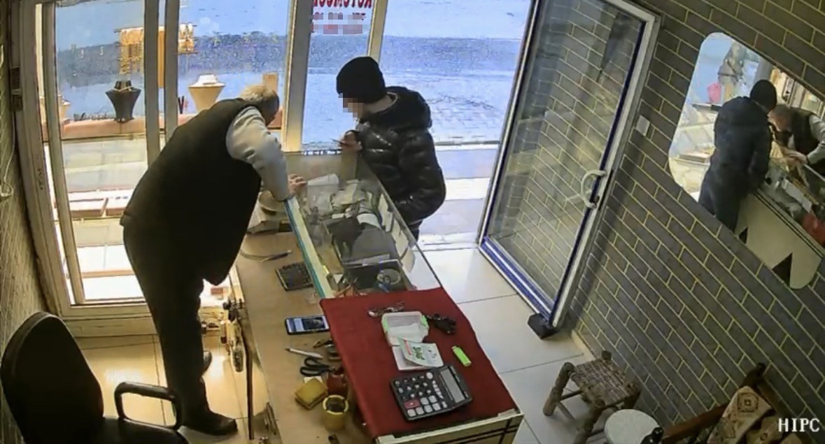 Kuyumcuya müşteri gibi giren hırsız 60 bin liralık yüzüğü alıp kayıplara karıştı
