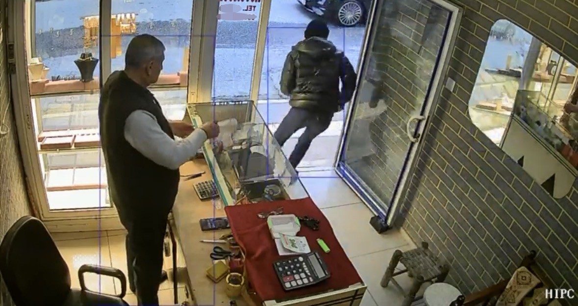Kuyumcuya müşteri gibi giren hırsız 60 bin liralık yüzüğü alıp kayıplara karıştı
