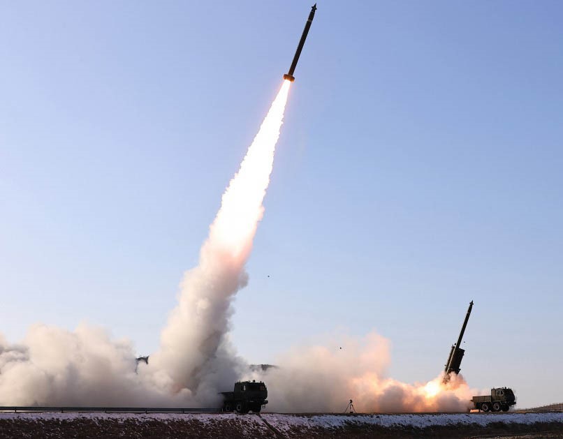 Kuzey Kore büyük kalibreli çoklu roketatar sistemini test etti
Kuzey Kore büyük kalibreli çoklu roketatar sistemini test etti