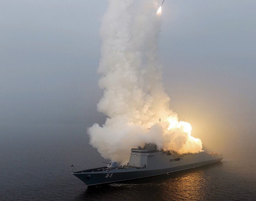 Kuzey Kore dev savaş gemisinden füze denemesi yaptı
