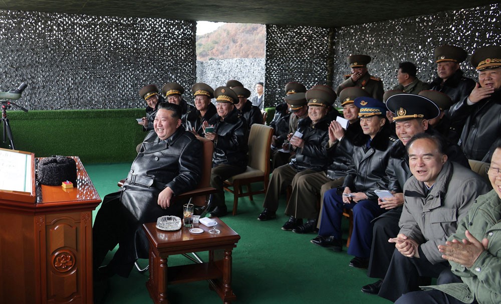 Kuzey Kore dev savaş gemisinden füze denemesi yaptı
