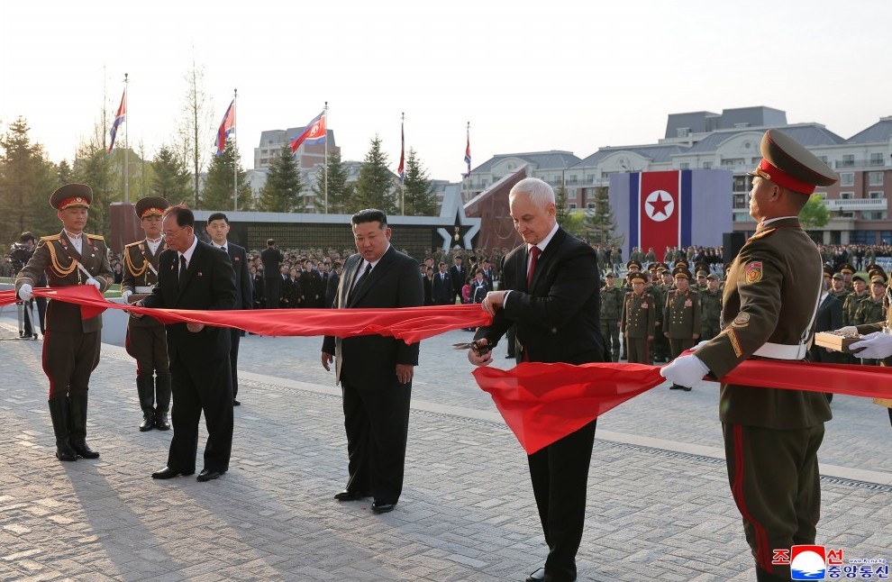 Kuzey Kore lideri, Ukrayna’da ölen Kuzey Koreli askerler anısın anıtın açılışını yaptı
