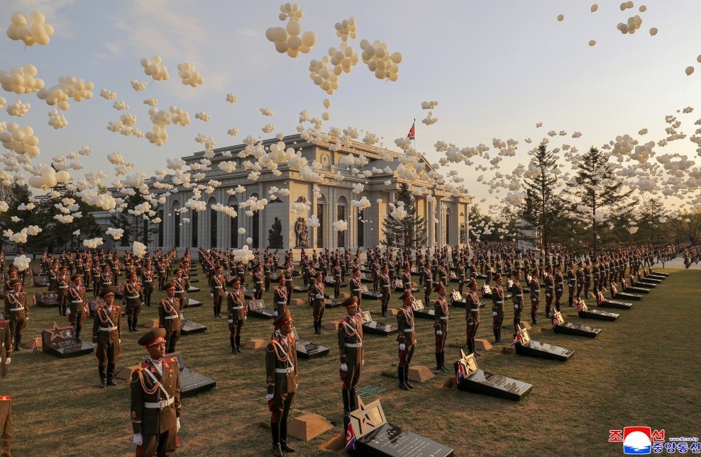 Kuzey Kore lideri, Ukrayna’da ölen Kuzey Koreli askerler anısın anıtın açılışını yaptı
