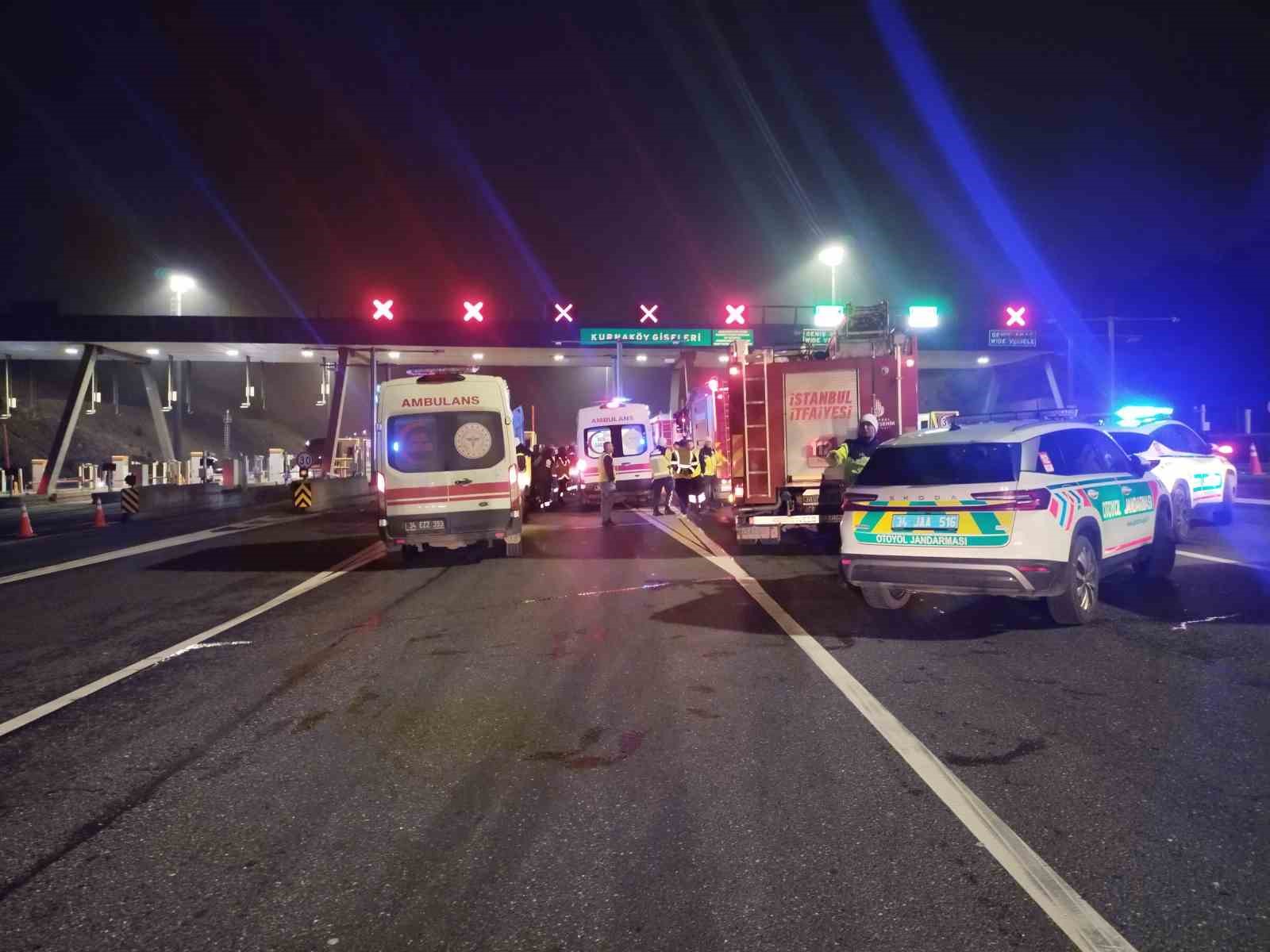 Kuzey Marmara Otoyolu Kurnaköy gişelerinde otomobil takla attı: 2 yaralı
