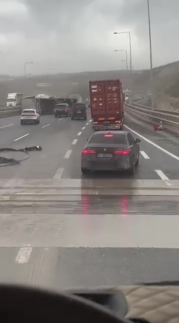 Kuzey Marmara Otoyolu’nda fırtınanın etkisiyle tır devrildi: O anlar kamerada
