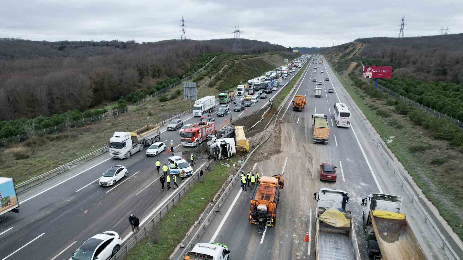 Kuzey Marmara Otoyolu’nda hafriyat kamyonu yan yattı
