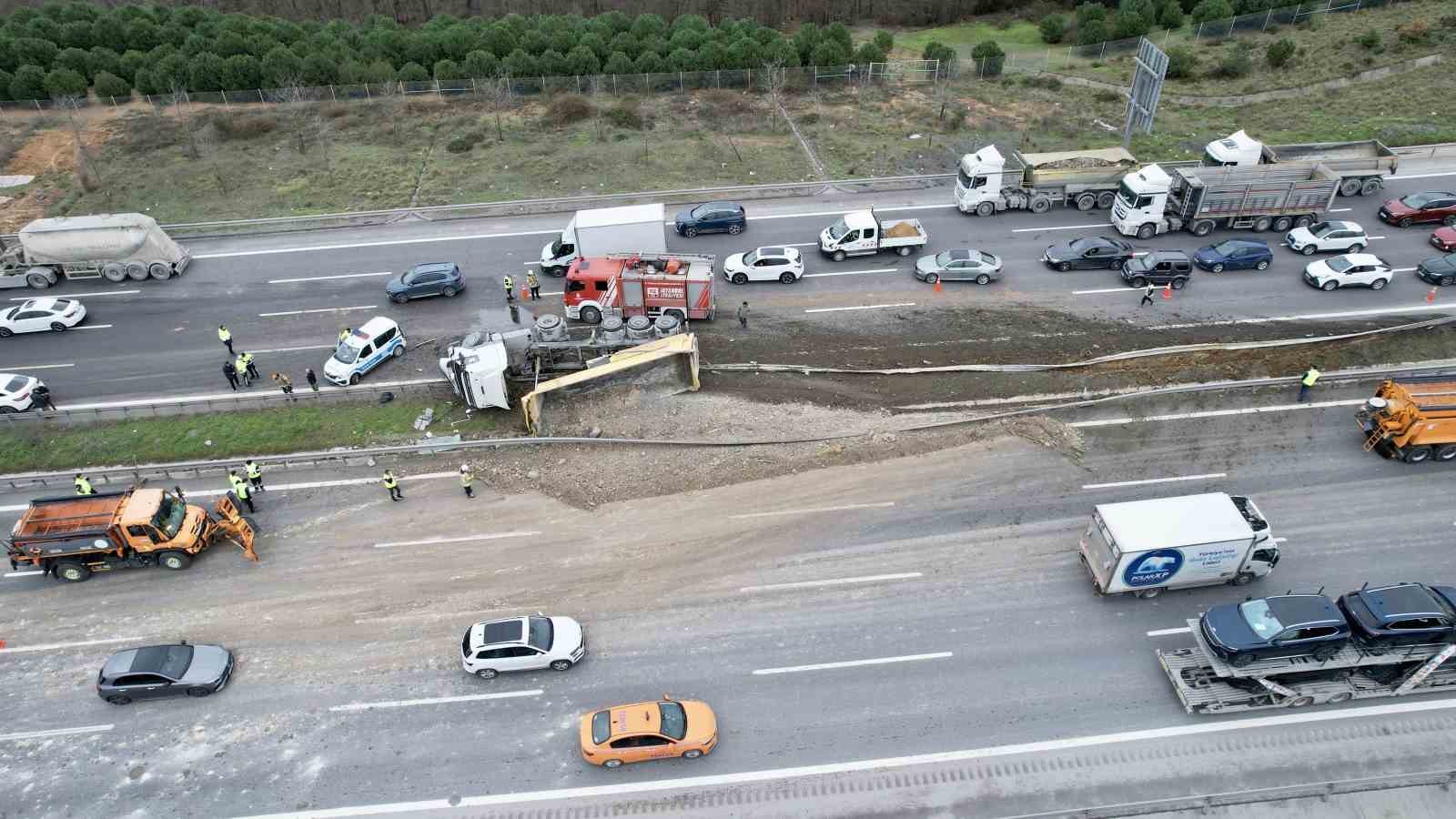 Kuzey Marmara Otoyolu’nda hafriyat kamyonu yan yattı
