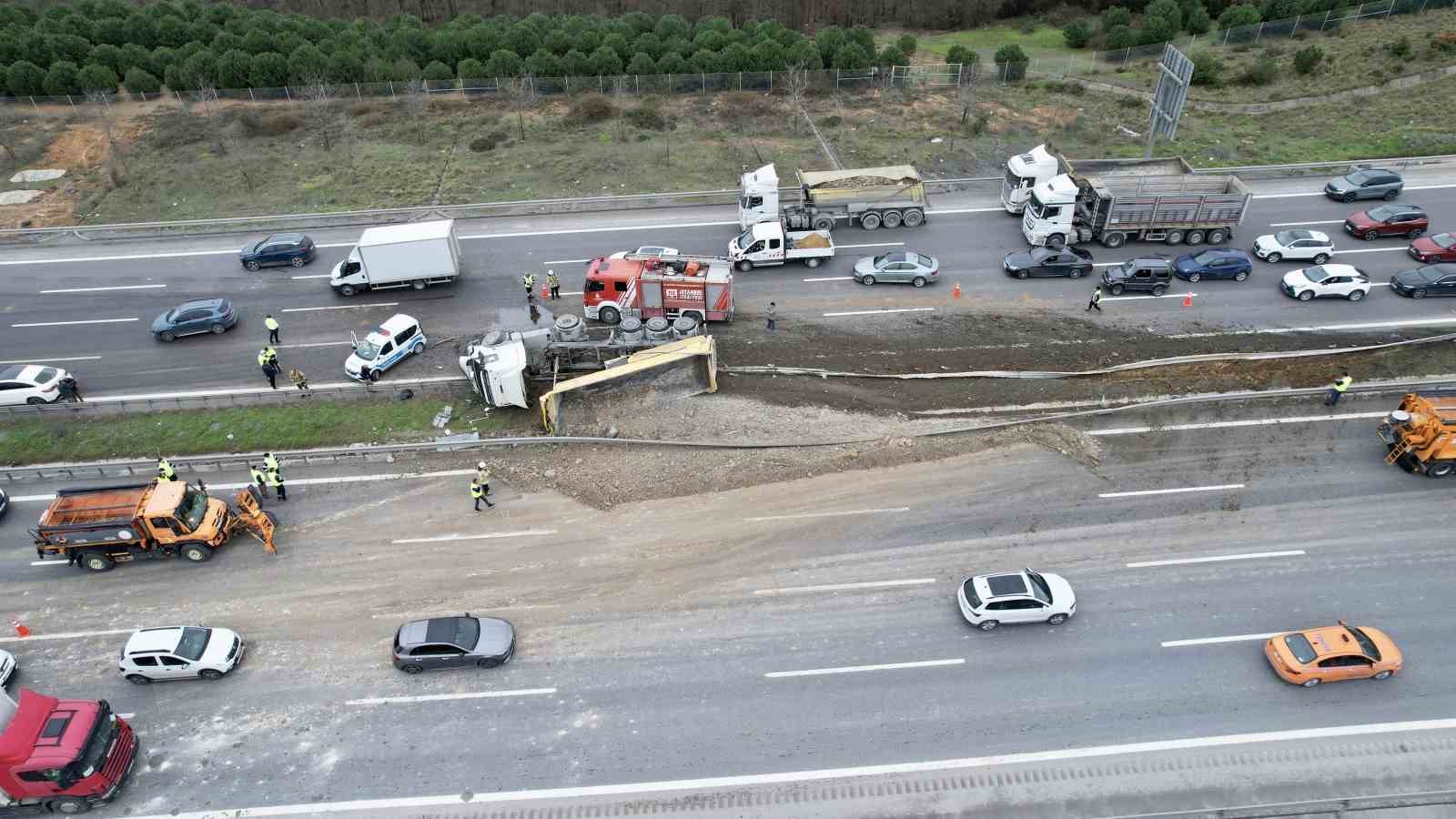 Kuzey Marmara Otoyolu’nda hafriyat kamyonu yan yattı
