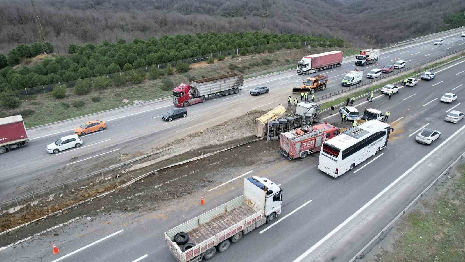 Kuzey Marmara Otoyolu’nda hafriyat kamyonu yan yattı
