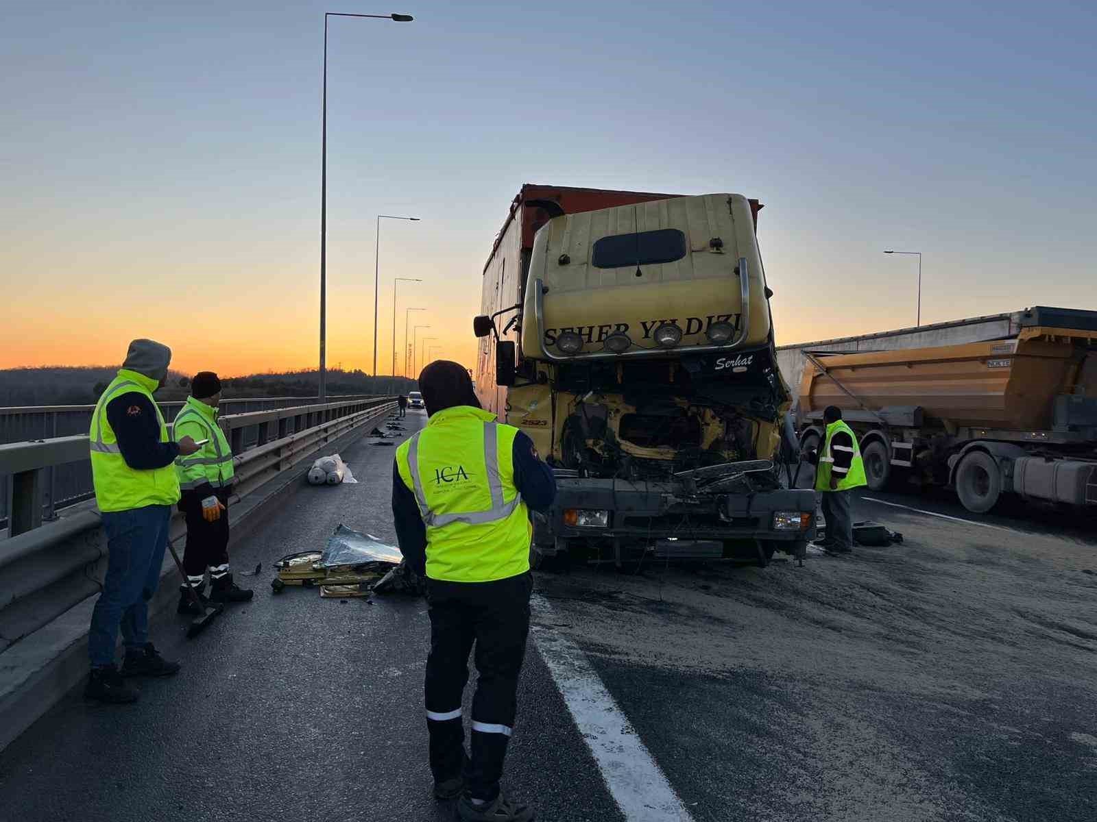 Kuzey Marmara Otoyolu’nda kamyon tıra arkadan çarptı: 1 yaralı
