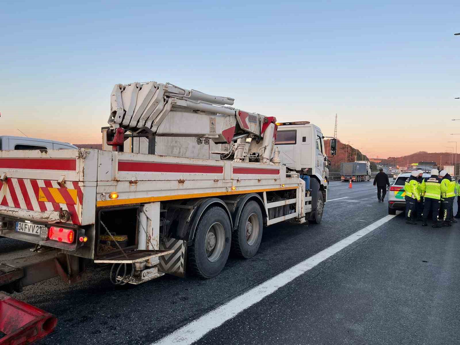 Kuzey Marmara Otoyolu’nda kamyon tıra arkadan çarptı: 1 yaralı
