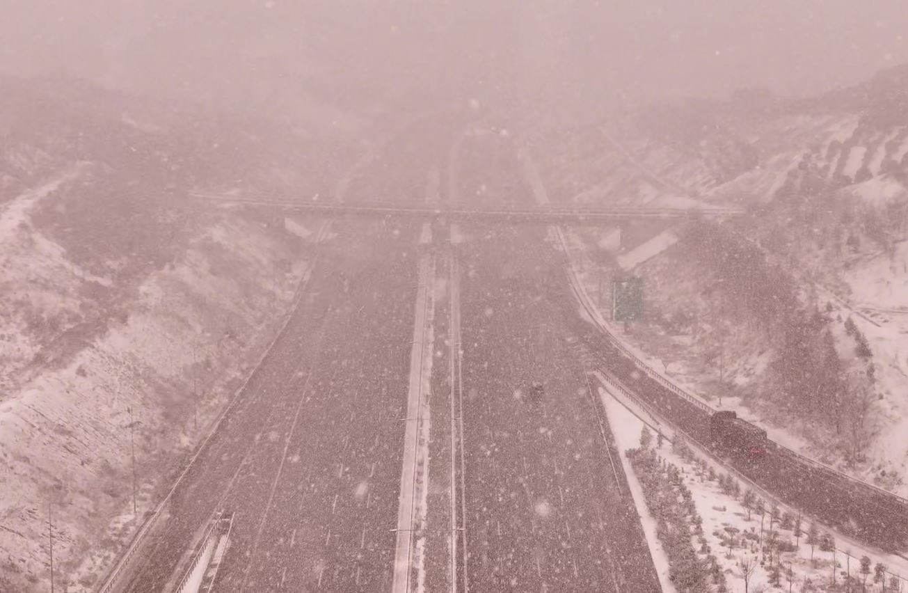 Kuzey Marmara Otoyolu’nda kar yağışı havadan görüntülendi
